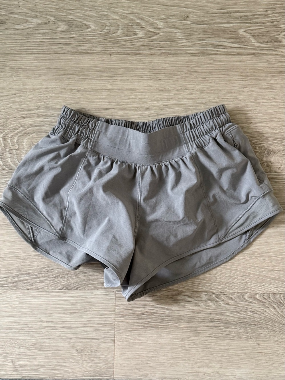 Lululemon hotty hot rhino grey low rise 2.5” shorts size 4 EUC